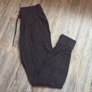 Black lululemon joggers. Size 6. Great condition. Very soft.